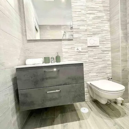 Center And Station Apartment *